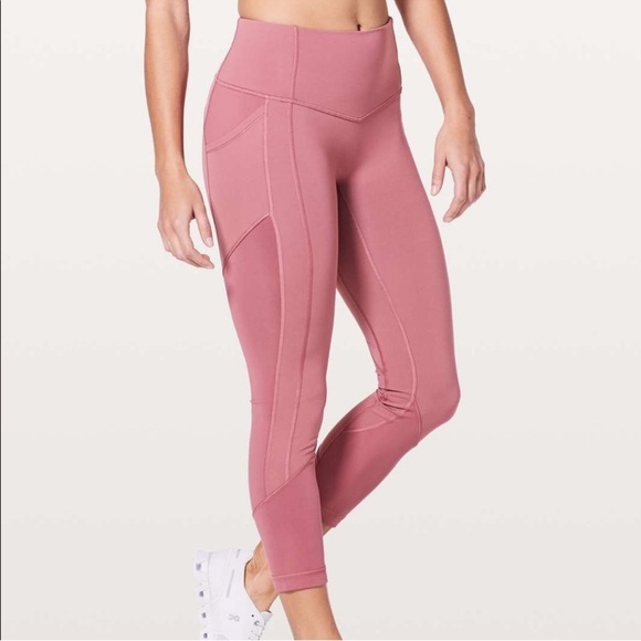 Rare Lululemon All The Right Places SZ 4 cropped - Picture 1 of 5